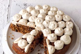 Κέικ καρότου με γλάσο από κρέμα τυριού και καστανή ζάχαρη