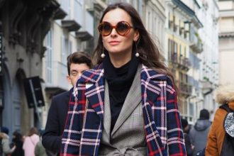 Scarf sweater: H νέα τάση στα πουλόβερ είναι ζεστή και στιλάτη