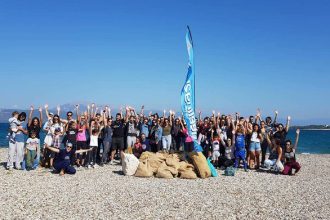 Περισσότεροι από 100 εθελοντές καθάρισαν την Πλαζ