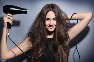 Πώς να κάνετε πιστολάκι στα μαλλιά χωρίς να καταστρέφονται οι τρίχες