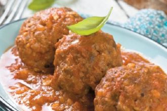 Πηλιορείτικοι κεφτέδες με σάλτσα ντομάτας