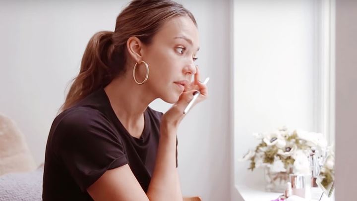 Βήμα – βήμα το καθημερινό μακιγιάζ της Jessica Alba!