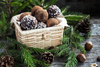 Τρουφάκια με δαμάσκηνο και κονιάκ