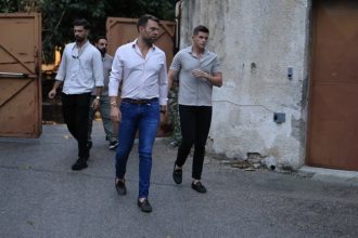 Ο Κασσελάκης δεν πήγε στην Κεντρική Επιτροπή αλλά στο θέατρο με τον Τάιλερ!