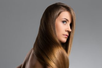 Πώς να χρησιμοποιείς σωστά την ισιωτική μαλλιών για το απόλυτο sleek αποτέλεσμα