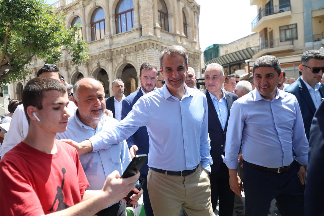 Κυριάκος Μητσοτάκης: Η μαντινάδα με την οποία τον υποδέχθηκαν σε Ηράκλειο και Ρέθυμνο