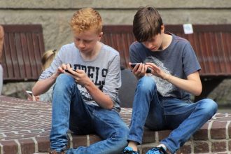 «Φραγή» προστασίας στα κινητά των ανηλίκων - Τι πρέπει να κάνουν οι γονείς