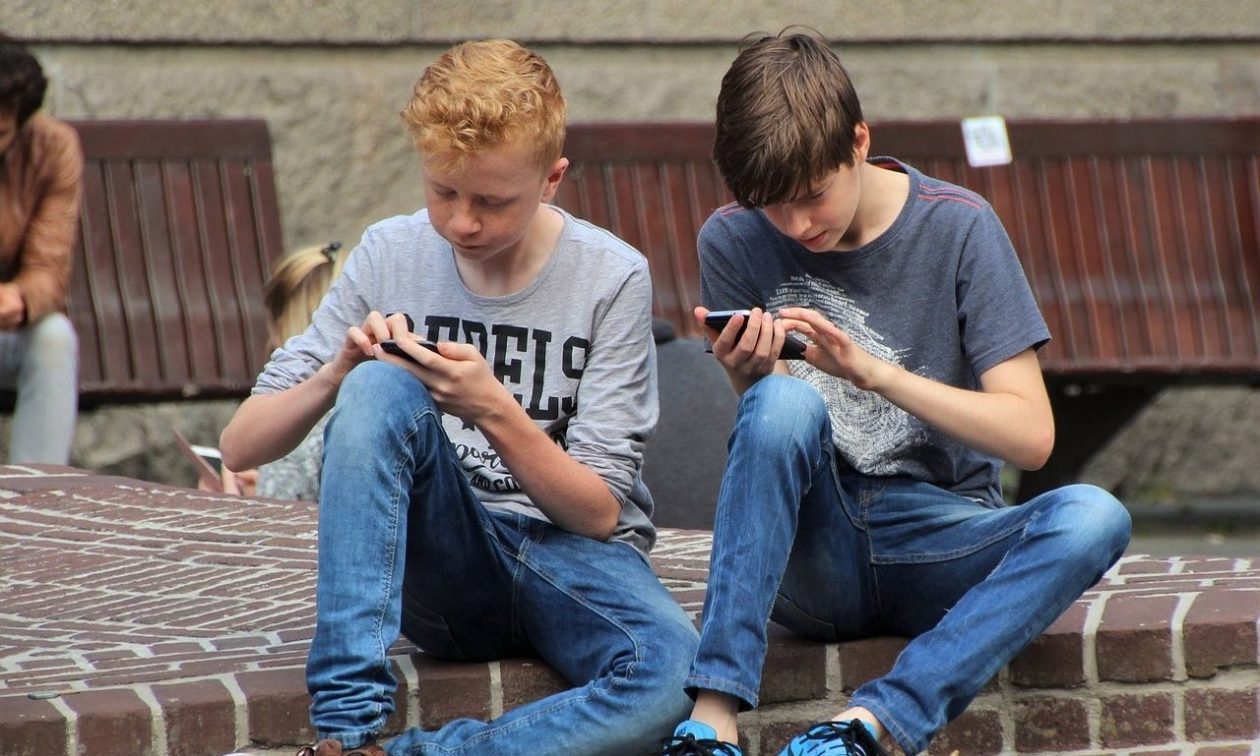 «Φραγή» προστασίας στα κινητά των ανηλίκων - Τι πρέπει να κάνουν οι γονείς