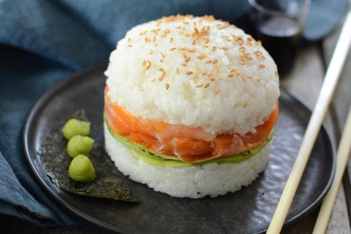 Ενα burger με ρύζι και σολωμό