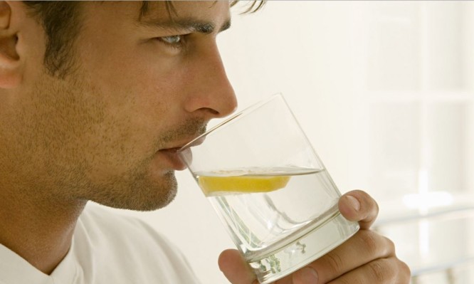 Τι κερδίζετε αν ξεκινάτε την ημέρα σας πίνοντας νερό με λεμόνι