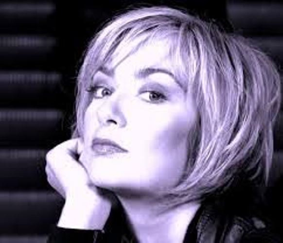 Η Ρίτα Αντωνοπούλου, αποφασίζει να μας μιλήσει σε πρώτο πρόσωπο, στην σκηνή στο Χάραμα Stage