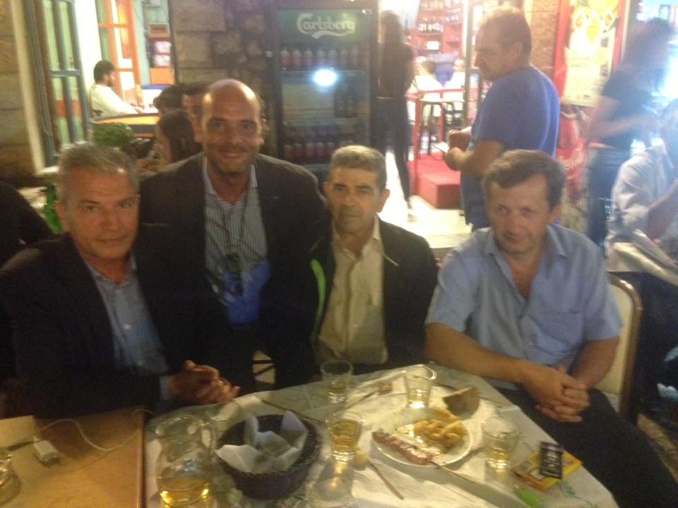 "Τα βρήκαν" στο καφενείο της Χαλανδρίτσας ΔΕΕΙΤΕ ΦΩΤΟΓΡΑΦΙΕΣ