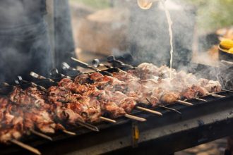 Τσικνοπέμπτη: Τα μυστικά για υγιεινό ψήσιμο στα κάρβουνα