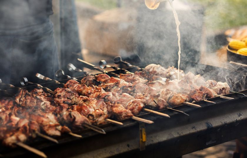 Τσικνοπέμπτη: Τα μυστικά για υγιεινό ψήσιμο στα κάρβουνα