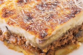 Παραδοσιακό Μεζεδοπωλείο "Πλατεία": Μεσημβρινό ραντεβού για μουσακά!