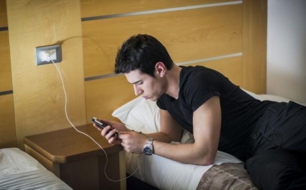 Πώς επηρεάζει τον ύπνο το κινητό δίπλα στο κρεβάτι