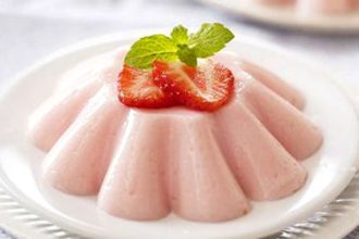 Ζελέ γιαούρτι με φράουλες