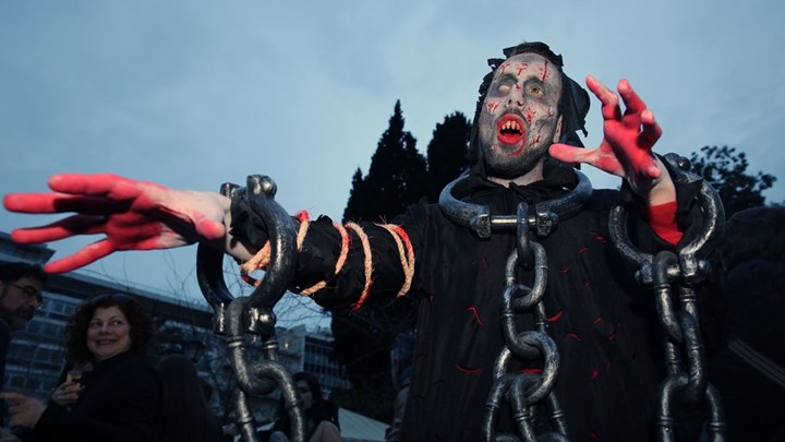 "Ζόμπι" κύκλωσαν… τη Βουλή - ΦΩΤΟ