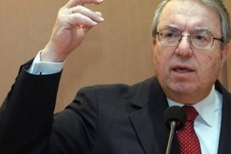 Γιώργος Μπαμπινιώτης: Η "κόντρα" του με γνωστό σκιτσογράφο - ΦΩΤΟ