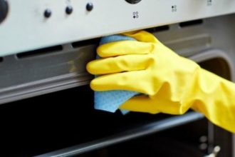 Αυτός είναι ο πιο εύκολος τρόπος για να καθαρίσετε τον φούρνο σας από τα καμένα λίπη