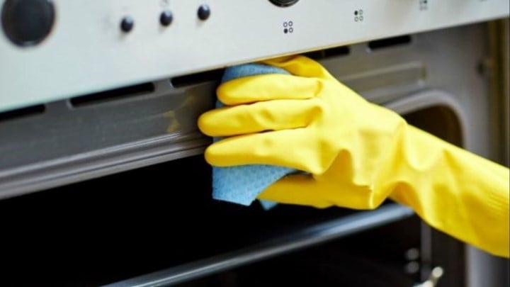 Αυτός είναι ο πιο εύκολος τρόπος για να καθαρίσετε τον φούρνο σας από τα καμένα λίπη