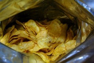 Γιατί το σακουλάκι με τα πατατάκια δεν είναι ποτέ γεμάτο - ΒΙΝΤΕΟ