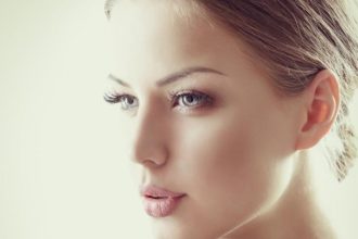 3 λάθη που αφυδατώνουν το πρόσωπό σου