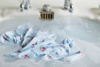 4 σοβαρά λάθη που κάνετε στο πλύσιμο των ρούχων στο χέρι