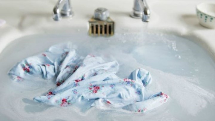 4 σοβαρά λάθη που κάνετε στο πλύσιμο των ρούχων στο χέρι