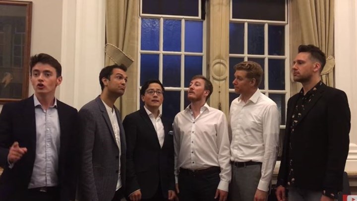 Βρετανική μπάντα τραγουδάει το «Κοκοράκι» και κάνει θραύση στο διαδίκτυο - ΔΕΙΤΕ ΒΙΝΤΕΟ