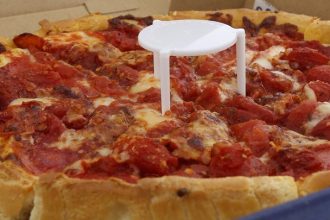 Γνωρίζετε σε τι χρησιμεύουν τα λευκά "τραπεζάκια" στο κέντρο της πίτσας;