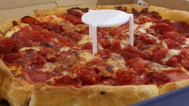 Γνωρίζετε σε τι χρησιμεύουν τα λευκά "τραπεζάκια" στο κέντρο της πίτσας;