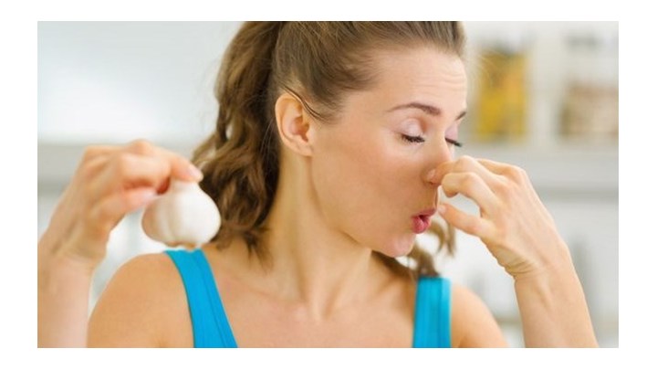 Φάγατε σκόρδο; Έτσι θα διώξετε τη μυρωδιά του από το στόμα σας