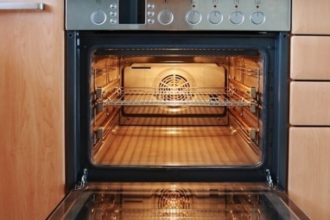 Το πιο απλό τρικ για να καθαρίσετε τον φούρνο σας