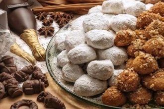 Κουραμπιές VS Μελομακάρονο: Ποιος κερδίζει στη μάχη του γλυκού των Χριστουγέννων