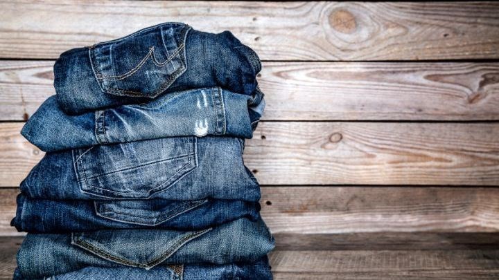Πώς να καθαρίσετε τα τζιν χωρίς να τα πλύνετε