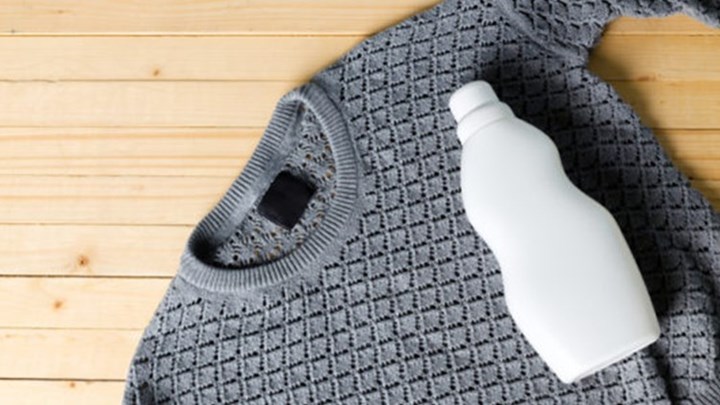 Το τρικ για να επαναφέρουμε ένα πουλόβερ που έχει μαζέψει στο πλυντήριο