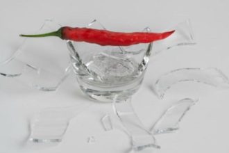 Ο πιο γρήγορος τρόπος για να μαζέψετε τα σπασμένα γυαλιά από το πάτωμα