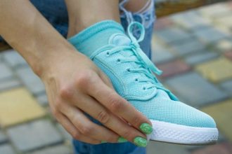 Δείτε τι πρέπει να κάνετε για να μην μυρίσουν ποτέ ξανά τα κλειστά σας παπούτσια