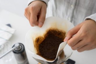 Δείτε γιατί δεν πρέπει να πετάτε τον χρησιμοποιημένο σας καφέ