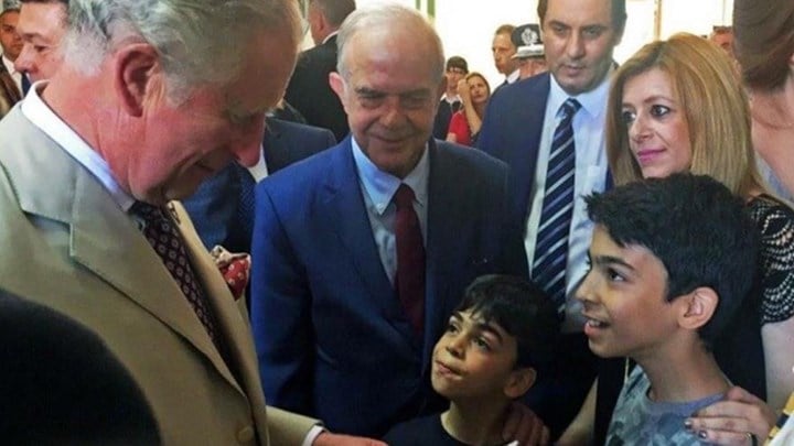 Τι δώρισαν στον Πρίγκιπα Κάρολο παιδιά πρoσφύγων στην Κρήτη - ΦΩΤΟ