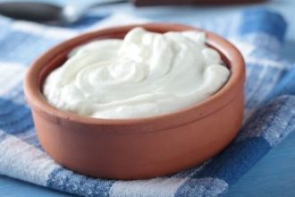 Δείτε τι θα συμβεί αν ρίξετε γιαούρτι στη λεκάνη της τουαλέτας