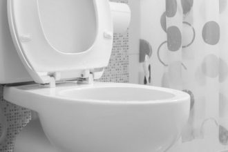 Το απόλυτο κόλπο: Πώς να καθαρίσετε την τουαλέτα σας με ένα... κατσαβίδι