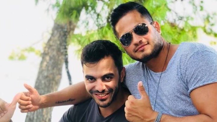 Έκαναν τατουάζ το "Κίνημα Αλλαγής" ο Μανώλης Χριστοδουλάκης και ο Σπύρος Καρανικόλας - ΦΩΤΟ