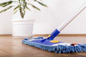 Πώς θα έχετε πεντακάθαρο πάτωμα χωρίς να σκουπίζετε κάθε μέρα