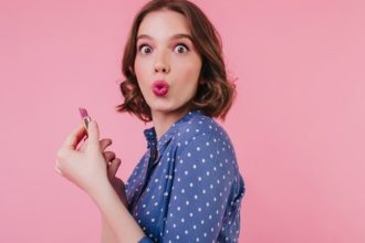 Λερώσατε τη μπλούζα σας με makeup; - Καθαρίστε τον λεκέ σε δευτερόλεπτα