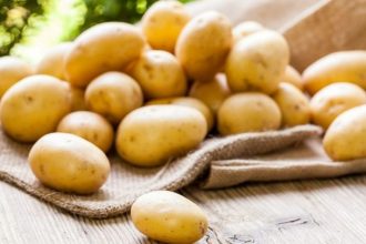 Το τέλειο κόλπο για να καθαρίσετε πατάτες σε δευτερόλεπτα