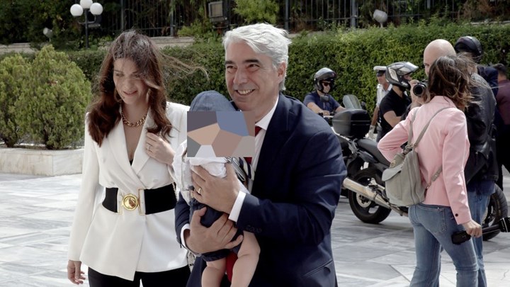 Με τον γιο του στην αγκαλιά ο Σίμος Κεδίκογλου στην ορκωμοσία