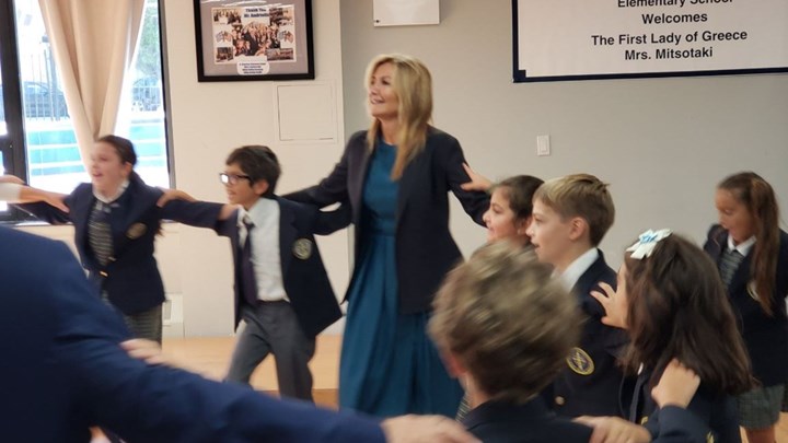 Η Μαρέβα χόρεψε παραδοσιακούς χορούς με παιδιά ομογενών στη Νέα Υόρκη