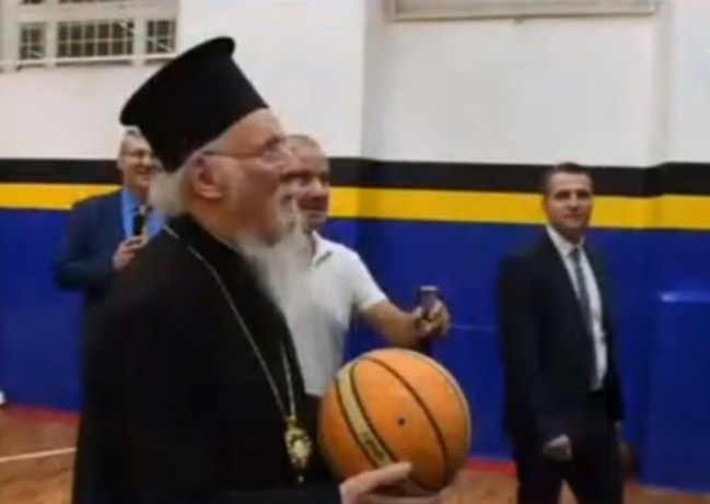 Ο Οικουμενικός Πατριάρχης πήρε τη μπάλα και σούταρε - ΒΙΝΤΕΟ